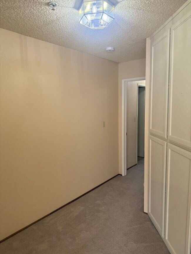 Building Photo - Wonderful 2 Bedroom, 2.5 Bath Condo!