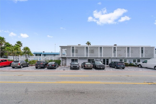 Building Photo - 4228 N Ocean Dr