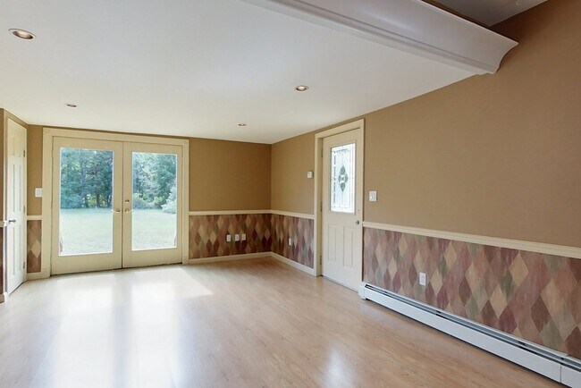 Building Photo - 520 Main St