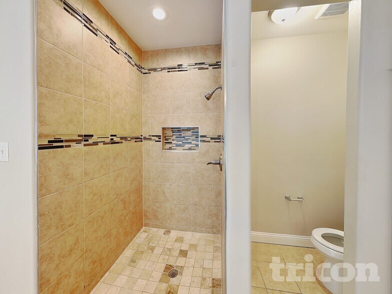 Building Photo - 1002 Woodcrest Dr