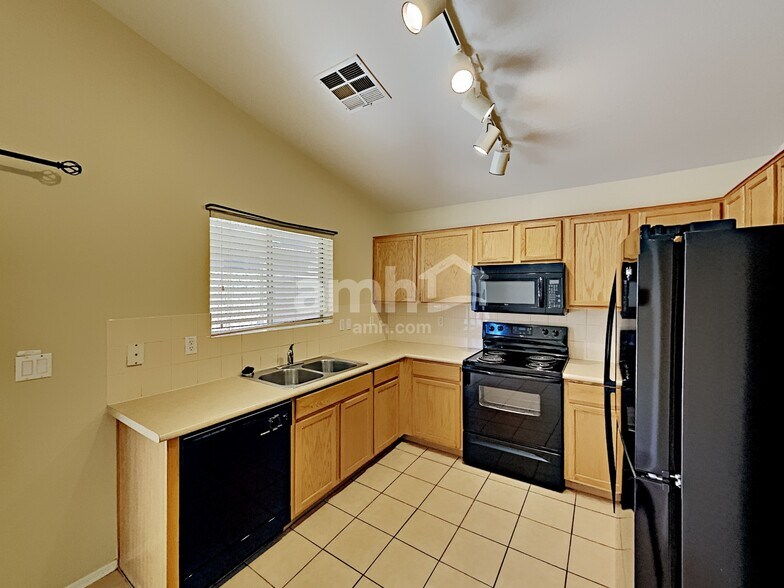 Building Photo - 15580 W Durango St