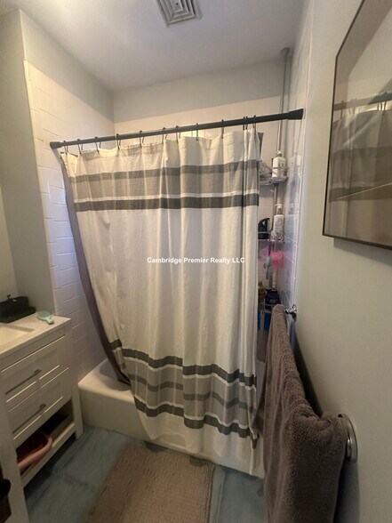 Building Photo - 399 School St