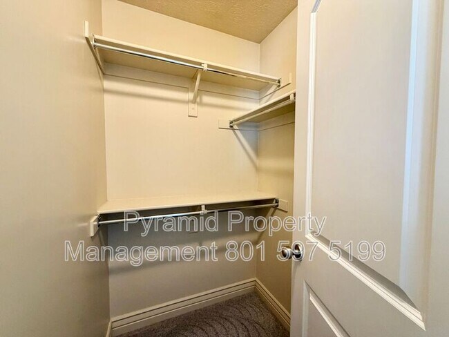 Building Photo - 6935 Traveler Ln