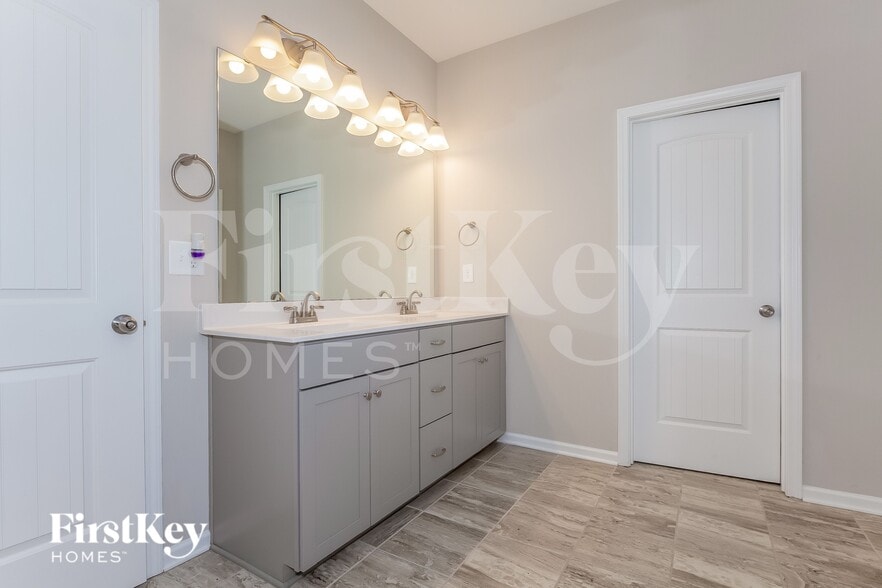 Building Photo - 5521 Begonia St