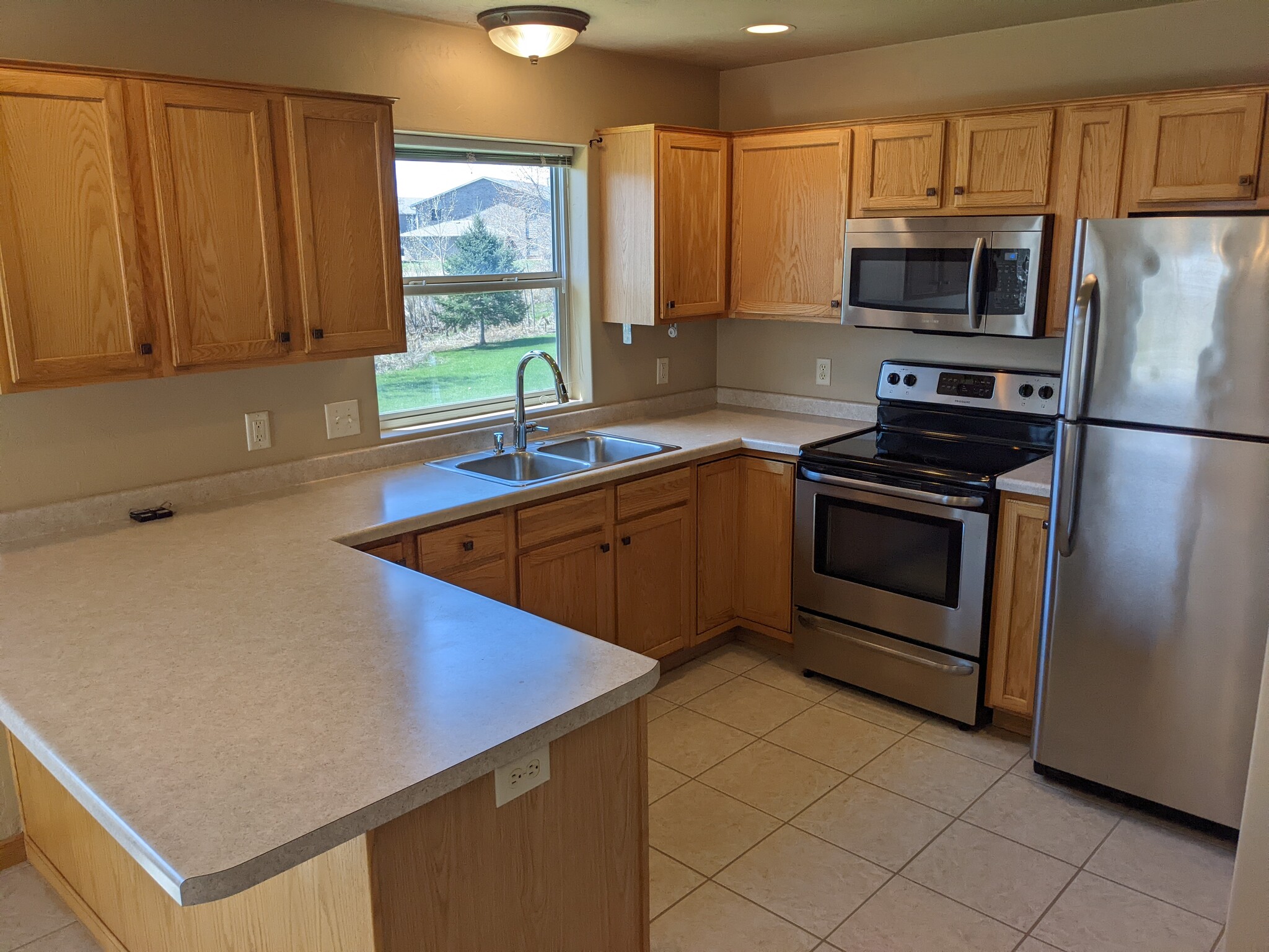Kitchen - 5335 Brookview Dr