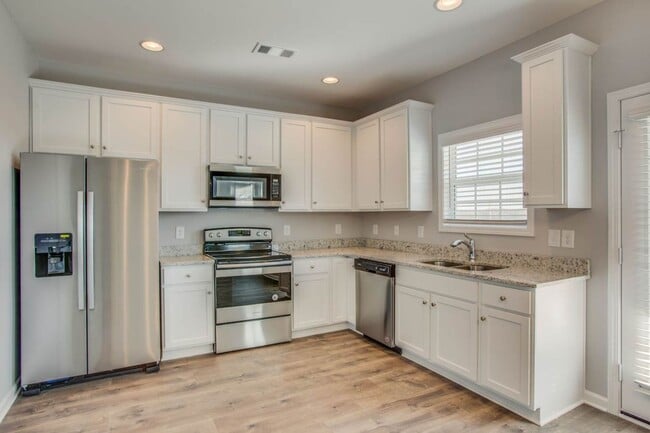 Building Photo - ***  COMING SOON!   ***  Stylish and comfo...