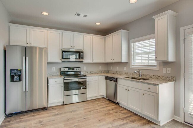 Building Photo - Stylish and comfortable living in Spring H...