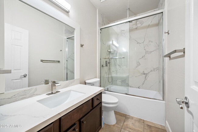 Building Photo - 10805 W Woodland Ave