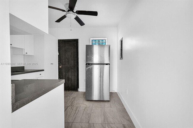 Building Photo - 14600 NE 14th Ave