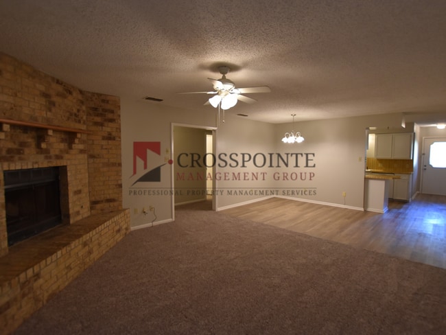 Building Photo - Adorable 3-bedroom, 2-bath duplex with 2-car garage in The Highlands Addition