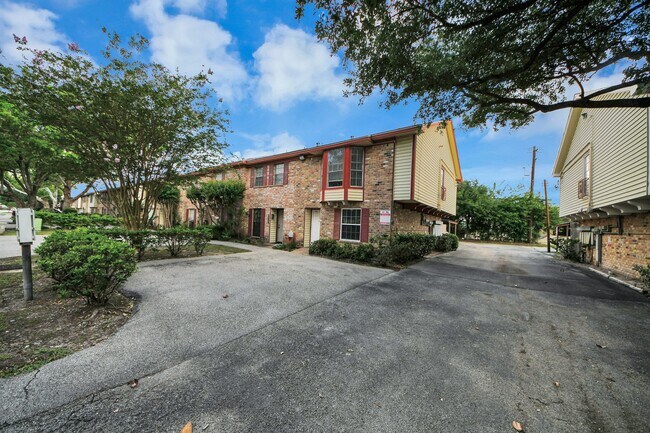 Building Photo - 10654 Hazelhurst Dr