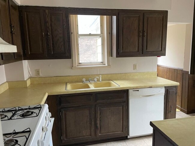 Building Photo - 1045-1047 Sunday St