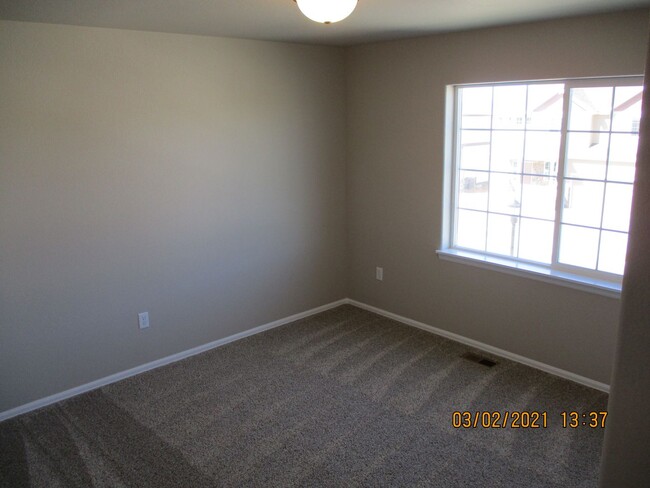 Building Photo - 4 Bed, 2.5 Bath - 2 Story Home in Windsor'...
