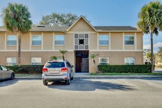 Building Photo - Spacious 2/2 Cozy Condo with a Screened Balcony in the Gated Community of Hawthorne Village - Orl...