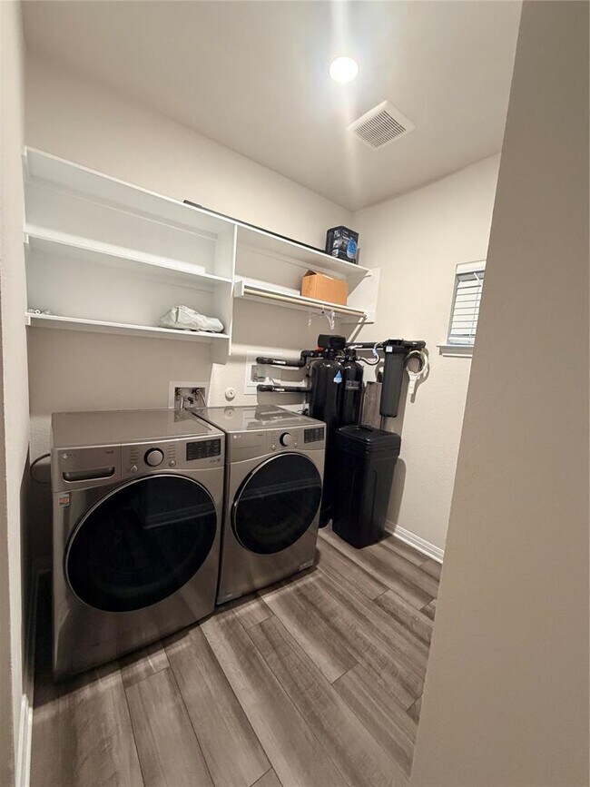 Building Photo - 1645 Settlers Glen Dr