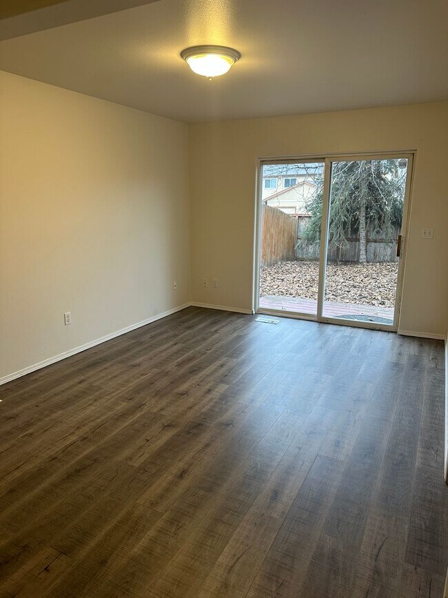 Building Photo - 4018 Sycamore Loop