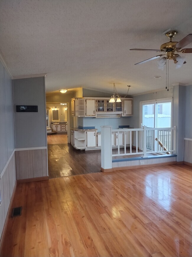 Building Photo - 719 Golden Point