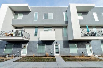 Building Photo - Beautiful 4 Bed - 3 Bath Townhome in Great Clearfield Location! Available on August 5th!