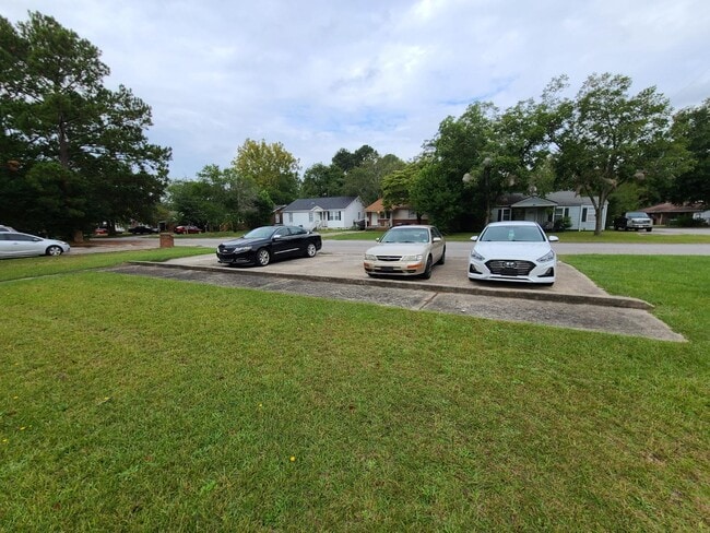 Building Photo - 3904 Persimmon St