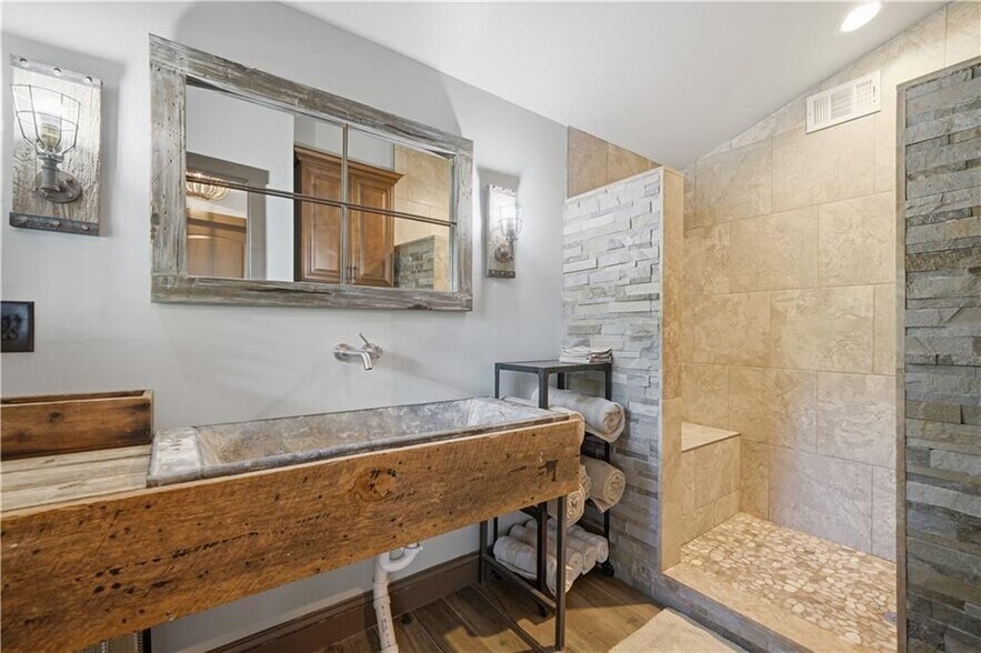 Building Photo - 2115 Kemp Dr