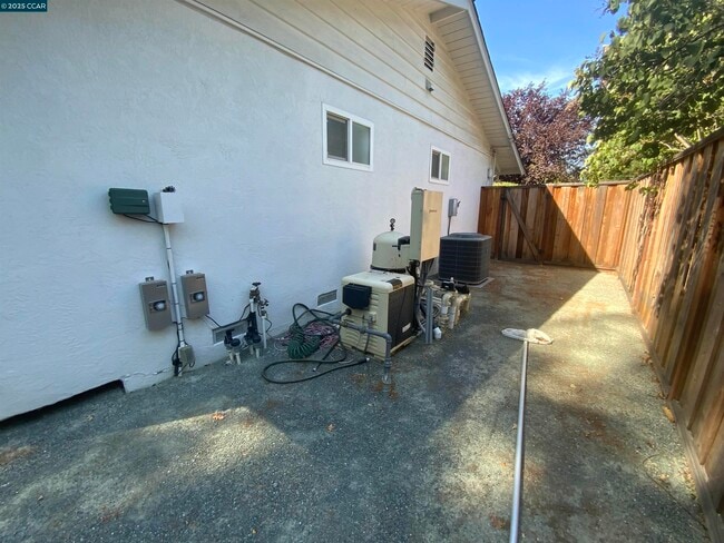 Building Photo - 632 Everett Dr