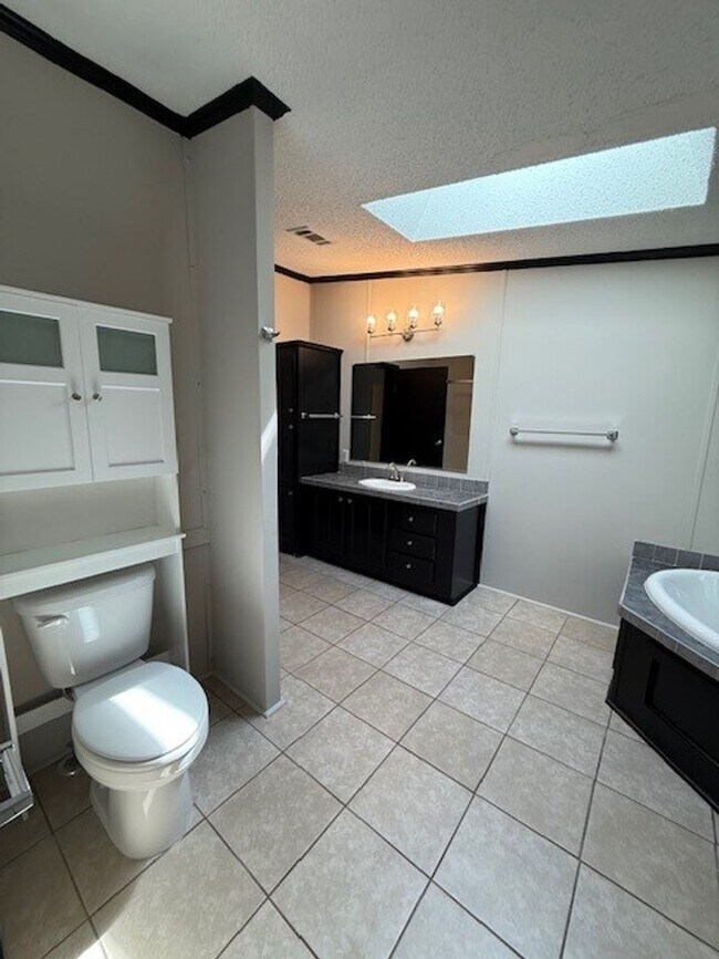 Building Photo - Available Now Spacious 3 Bedroom Home on P...