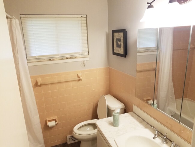 Building Photo - 3 Bed - 1.5 Bath Ranch for Rent in Richmond Heights!