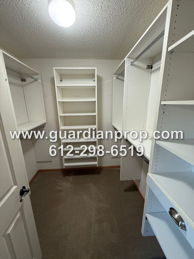 Building Photo - Townhouse in The Lakes of Blaine Available Now, Large Open Floor Plan, Loft Area, Front Patio