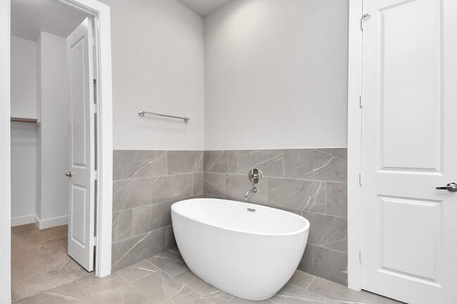 Building Photo - 1105 Olivier Ln