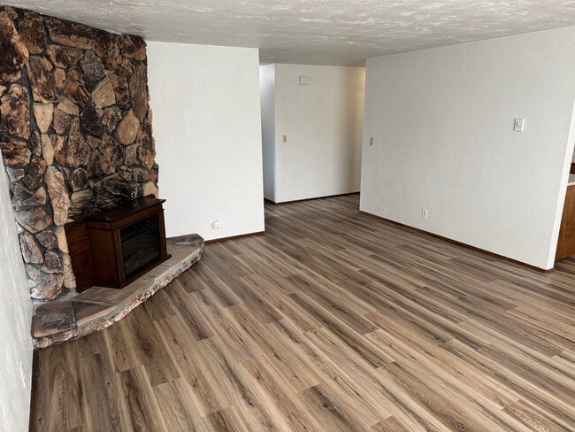 Building Photo - Updated 2 bed 1 bath duplex in Springfield!