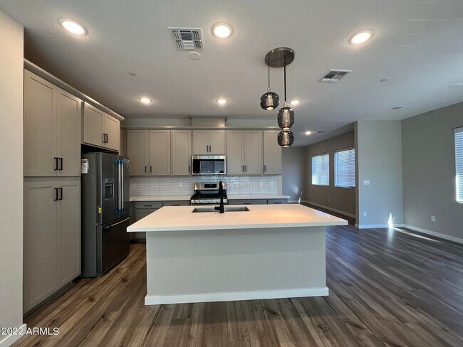Building Photo - 746 E Doral Ave