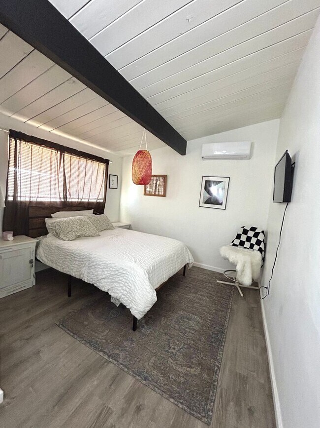 Building Photo - Adorable 2 bedroom 1 bathroom home