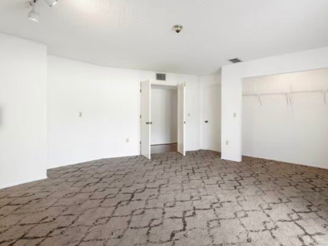 Building Photo - 6004 Courtside Dr
