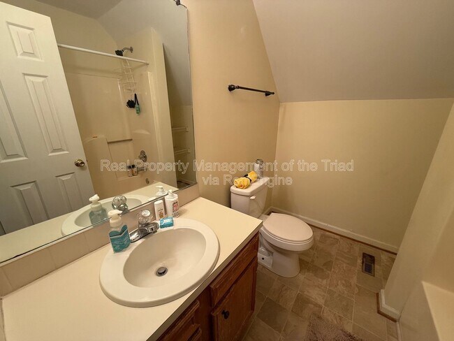 Building Photo - 1805 Lois Ct