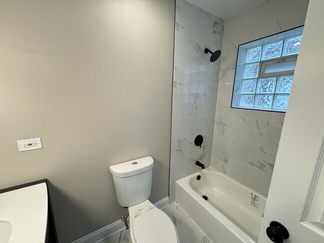 Building Photo - 5438 S Indiana Ave