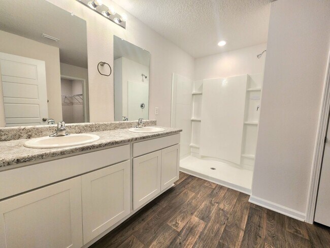 Building Photo - Perfectly Located, Pet Friendly, 4/2 Home ...