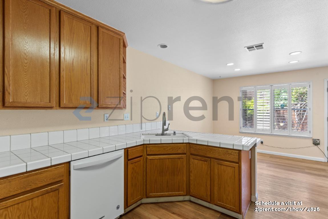Building Photo - 439 Sandhurst Dr