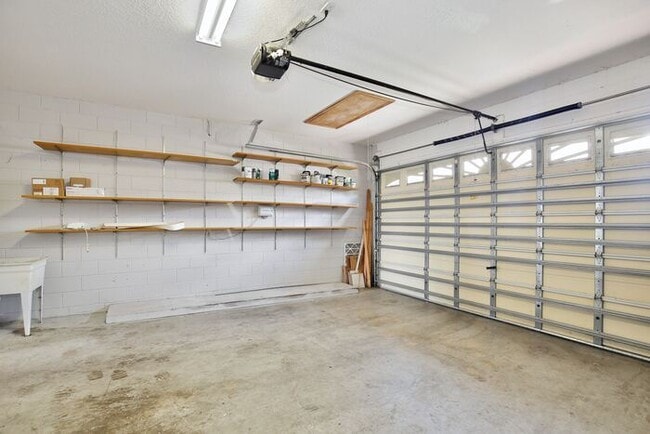 Building Photo - Gorgeous 4/2.5 Home with a 2 Car Garage Lo...