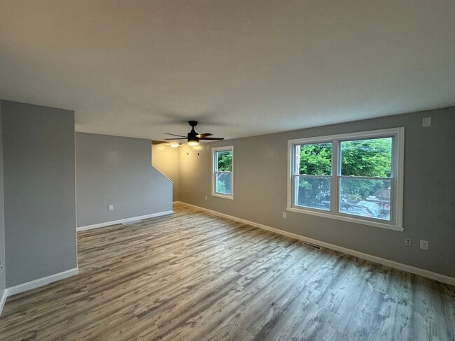 Building Photo - Recently Updated 3-Bedroom Townhouse in La...