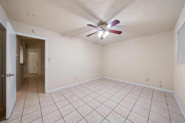 Building Photo - 1005 Milford Way