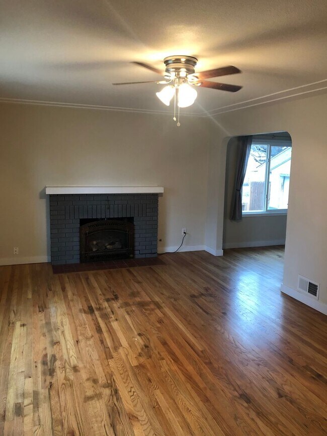 Building Photo - Adorable 3 Bed 1.5 Bath House