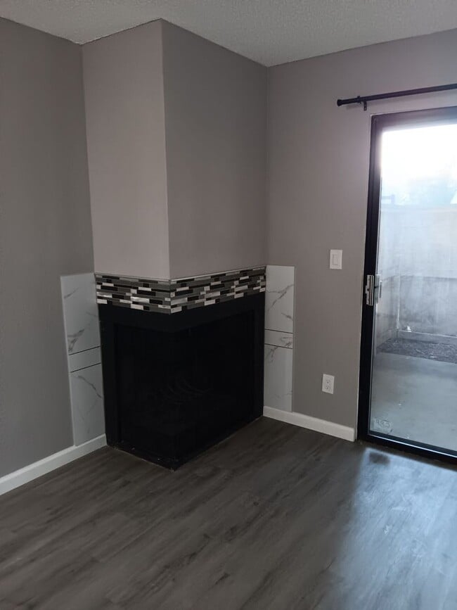 Building Photo - One bedroom 1 bathroom condo remodeled