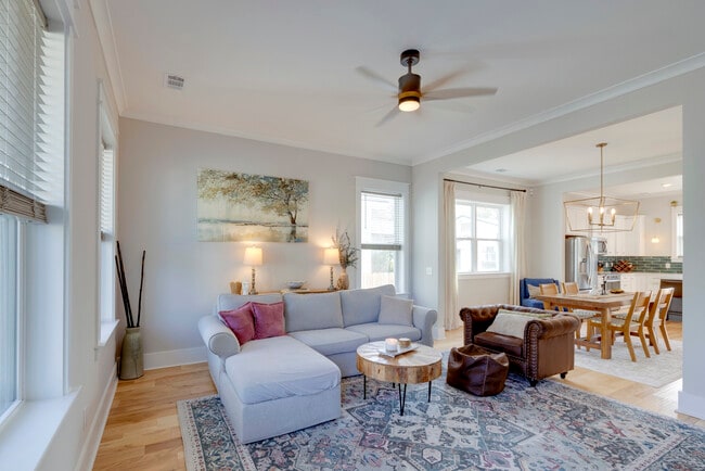 Building Photo - 615 E 33rd St