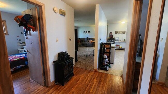 Building Photo - 1 story 3 bedroom 1 bath 1.5 car garage in...