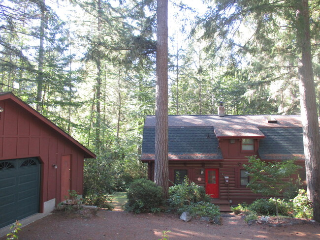 Primary Photo - Beautiful 3 bedroom Log Home on large lot ...