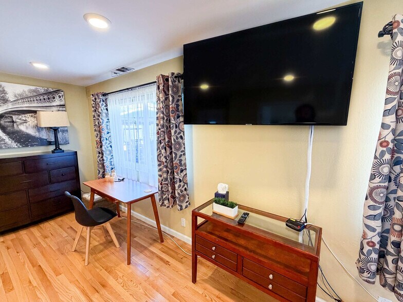 Building Photo - 16018 Windsor Dr