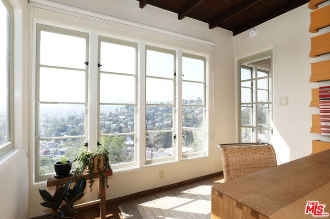 Building Photo - 1811 Edgecliffe Dr