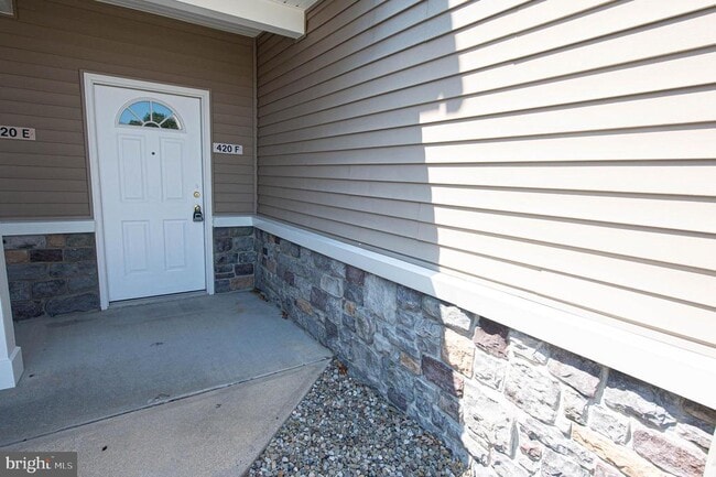 Building Photo - 420 Parkview Ct