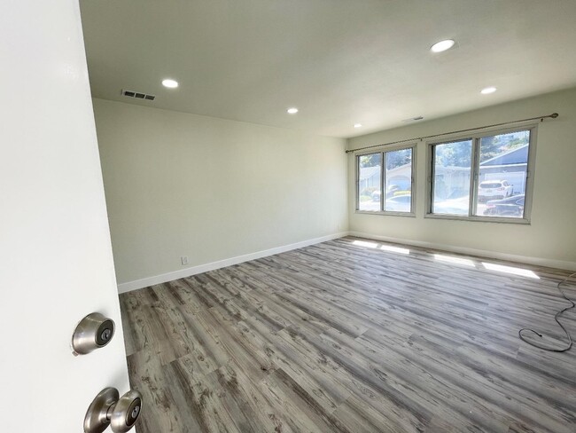Building Photo - 82 Bromley Ct
