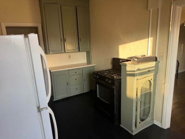 Stove cabinets - 2203 S Harcourt Ave